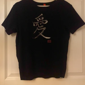 T-shirt  - T-shirt från strit. Vet inte frakten än. 🖤㊙️