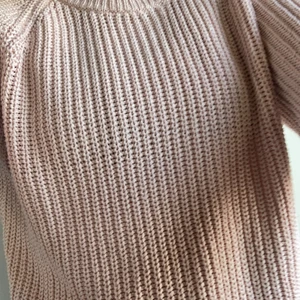 Babyrosa stickat tröja - Ny stickat tröja,använd 2-4 gånger,tvättas innan den gers bort. storlek S. 