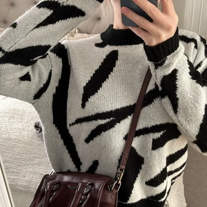 Stickad tröja  - Säljer denna super snygga stickade tröjan i storlek M💓