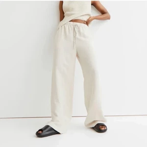 Linnebyxor  - Jättesnygga linnebyxor från HM, köpta här på plick. Älskar dem men tyvärr satt de inte bra på min kropp🌸 