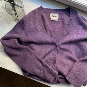 Kofta - Kofta från Acne Studios. Storlek XS. Underbar färg och extra fin nu till våren! Skicka gärna ett meddelande vid frågor!