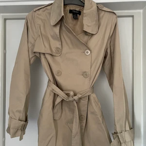 Vårjacka st 40  - En vårjacka aldrig använd, har bara hängt och väntar på en ny ägare. Från Ellos St 40 perfekt nu när våren är påväg! Köparen står för frakten!