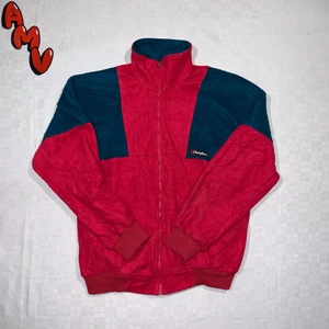 Vintage Fleece Zipper - Vintage Fleece Zipper.                                                                     No size tag                                                                                 Fits like L                                                                                Skick 10/10                                                                       Modellen är 185cm lång. Mer finns på sidan, skriv vid ytterligare frågor eller funderingar♻️🔌 Priser går alltid att diskuteras!