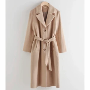 & other stories  - Jätte fin kappa i ull och alpacka blandning, som är perfekt nu till våren! Kappan är ljusbeige/kamel färgad och är använd fåtal gånger. Införskaffad 2020 och köpt för ca 2000 kr. Har tyvärr blivit förliten! 💕💞💞.                                                    (Om fler är intresserade då är det bud som gäller) 