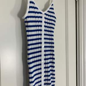 Säljer denna fina strandklänningen från Zara, super stretchig och skön! Underbar till sommaren 😍