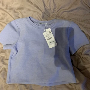 Topp - Stickad T-shirt i blå fråm Zara , bud 120kr köp dirket  för 150