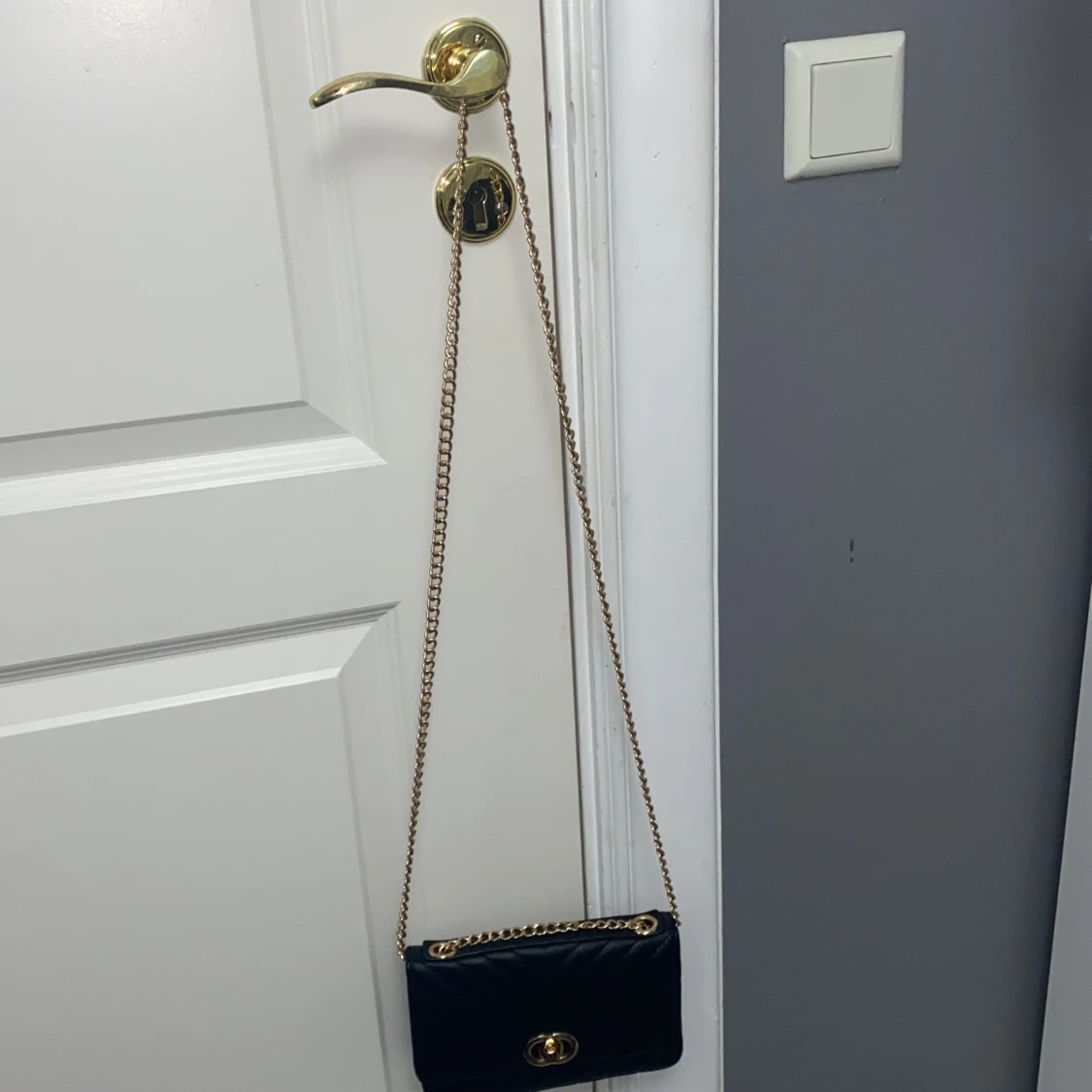 En svart och guldig fin väska - 91
