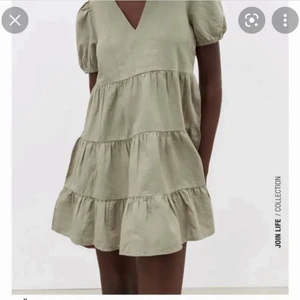 Zara klänning - Somrig klänning från zara, precis som ny! Klänningen är i grönt linnetyg💕 köptes för 350 förra sommaren men säljer nu för 200kr