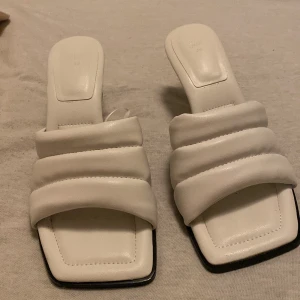 HM vit klackaskor  - Jag har bara använt den en gång, och den är inte så gammal eller ny men den är i bra skick ingen konstigheter med den.😉 PS: vill blir av med den snabbt som möjligt.