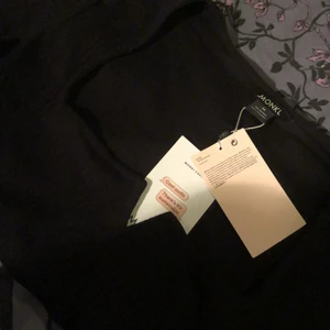 Svart t shirt - Svart t shirt med fin slit längst fram vid urringningen. Aldrig blivit använd då den var för stor på mig.