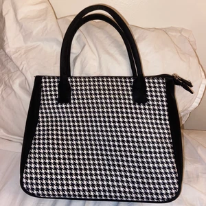 Väska - Säljer min så fina vintage handväska!! Den är medelstor och i bra skick!💖