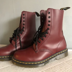 Dr.Martens 1490. Strl 39 - Ett par Dr.Martens i färgen ❤️Cherry Red❤️Använda en gång alltså näst intill oanvända🤩Säljer pga inte min stil och vill bli av med skorna.. jag skulle säga att skorna är stora i storleken, alltså skulle de passa för nån med strl 39 & 40. Om du har smala fötter så kan även 41 passa!😇Om ni vill ha fler bilder är de bara att fråga!💕.skolådan ingår🌟 (nypris ca 2000kr)