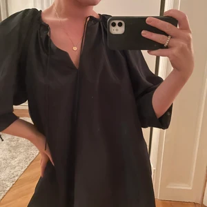 Stilren blus  - Svart blus i mjukt material med fina sömmar och texturer. I jättefint skick 