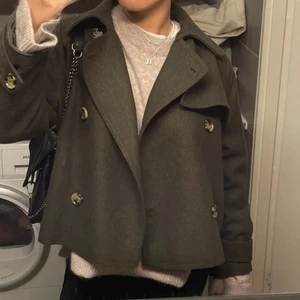 Grön kappa - Säljer den här fina kappan från mango eftersom den inte kommer till användning. Den passar S-M. Köptes för inte alls längesen och är knappt använd så finns inga tecken på användning. Lägger in egna bilder senare idag❤️❤️