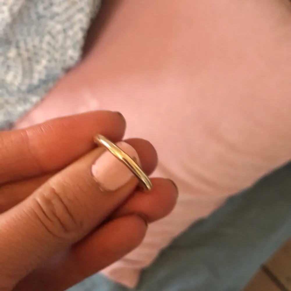 Säljer denna ring från hm då den är förstor för alla mina fingrar har två sånna och säljer dem för 15kr💕. Accessoarer.