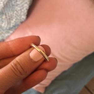Säljer denna ring från hm då den är förstor för alla mina fingrar har två sånna och säljer dem för 15kr💕