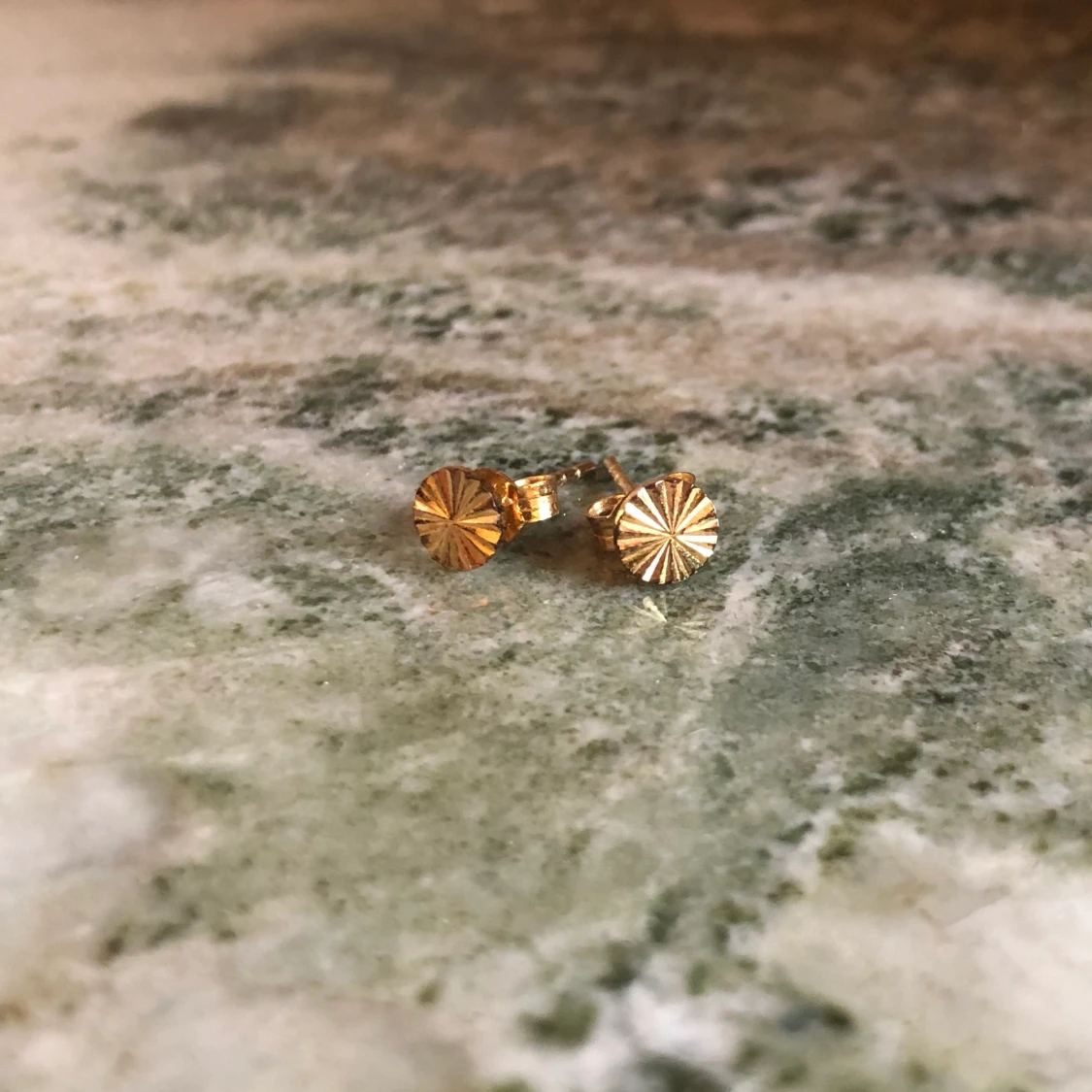 Guldfärgade örhängen 