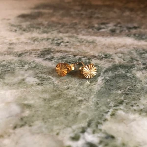 Guldfärgade örhängen  - Super snygga och trendiga  små örhängen i äkta silver! De är guldpläterade och har stämpeln 925✨ De är använda ett fåtal gånger💕  INTE ORGINAL FÖRPACKNING! Skriv för fler bilder☺️ Kan fixa spårbar frakt💕