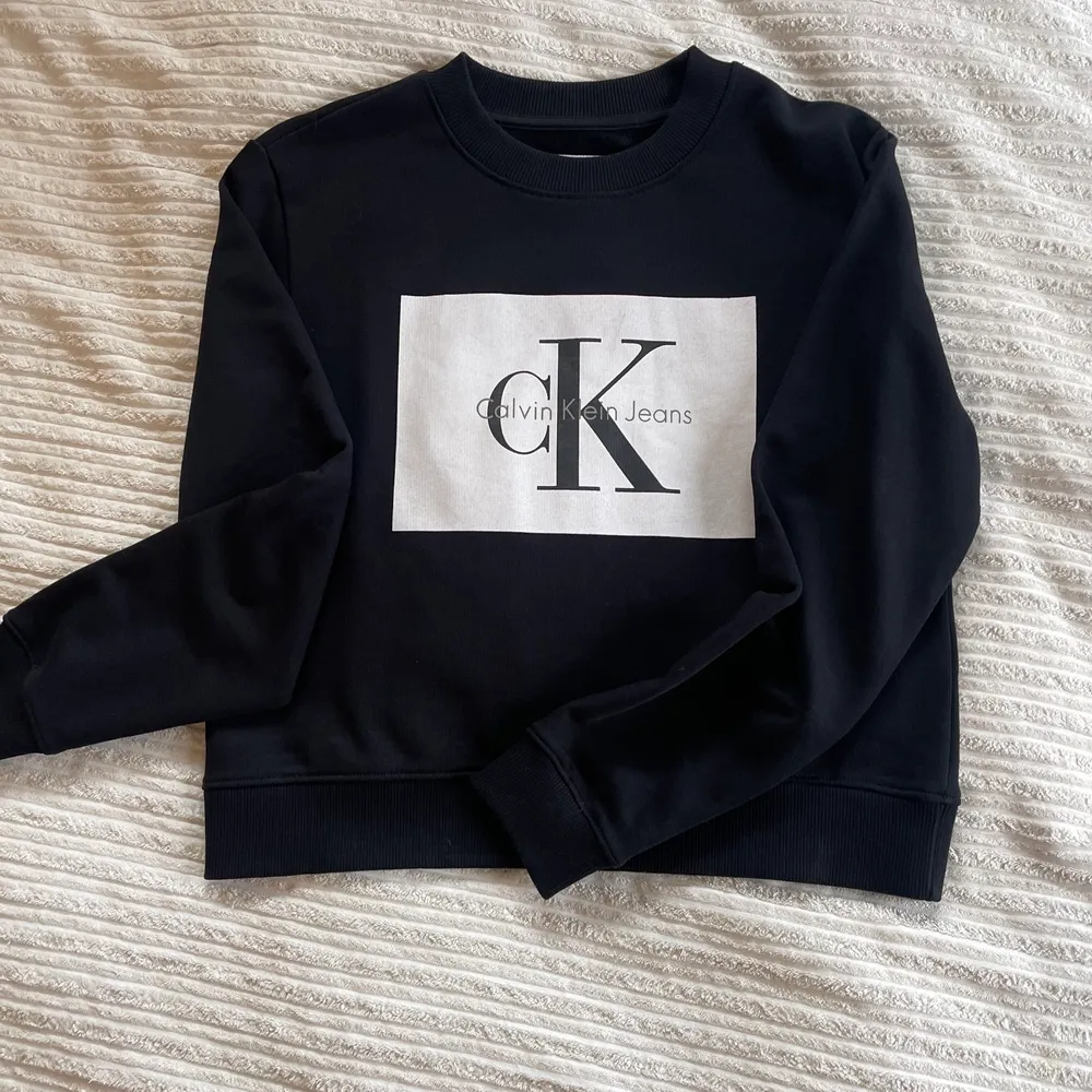 Säljer min svarta CK tröja i storlek S. Knappt använd och är i nyskick.. Tröjor & Koftor.