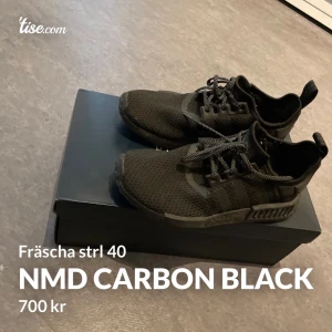Adidas NMD Carbon Black - Helsvarta NMD’s med kamera-reflekterande skosnören (nypris ca 1400kr). Köptes förra sommaren men har suttit och samlat damm efter 2-3 användningar. Föredrar face-to-face men kan även skickas spårbart om köparen står för frakten. Digitalt kvitto kan skickas med på begäran.