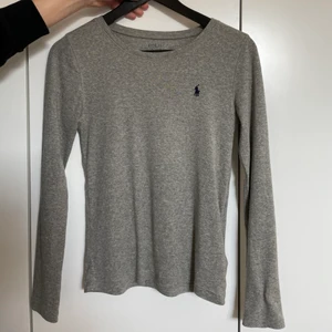 Ralph lauren tröja  - Hej, säljer denna fina Ralph Lauren tröja som endast är använd ett fåtal gånger, jättefint skick! Storleken är XS.