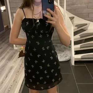 Söt sommar klänning me fjärilar st 32/xs - Jätte fin sommarklänning med fjärilar som passa perfekt om du är liten och kort. Den går att spänna in ifall den är för ”utspänd” men skulle nog passa perfekt om du är runt 160 cm lång, själv är jag 1,57 cm. Storlek xs/32