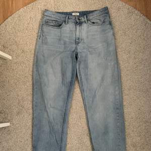 Säljer dessa jeans från Lindex, har varit mina favorit jeans länge men passar inte längre. Så fin modell och är lite slitet avklippta längst ner. Så fina och så sköna! Köparen står för frakten!💖💖