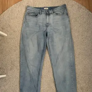 Säljer dessa jeans från Lindex, har varit mina favorit jeans länge men passar inte längre. Så fin modell och är lite slitet avklippta längst ner. Så fina och så sköna! Köparen står för frakten!💖💖