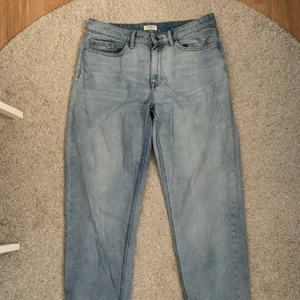 Lindex nea jeans storlek 38 - Säljer dessa jeans från Lindex, har varit mina favorit jeans länge men passar inte längre. Så fin modell och är lite slitet avklippta längst ner. Så fina och så sköna! Köparen står för frakten!💖💖