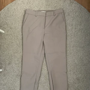 H&M kostymbyxor storlek 44 - Dessa kostymbyxor är så fina från H&M. Använde de mycket förr men inte lika mycket nu, så säljer dem. Köparen står för frakten!🤍🤍