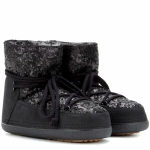 INUIKII skor  - Säljer mina inuikii skor, storlek 39, på ena skon är snöret sönder och är nog bäst att byta ut, därav priset. Bara att höra av sig så skickar jag bilder och mer information.