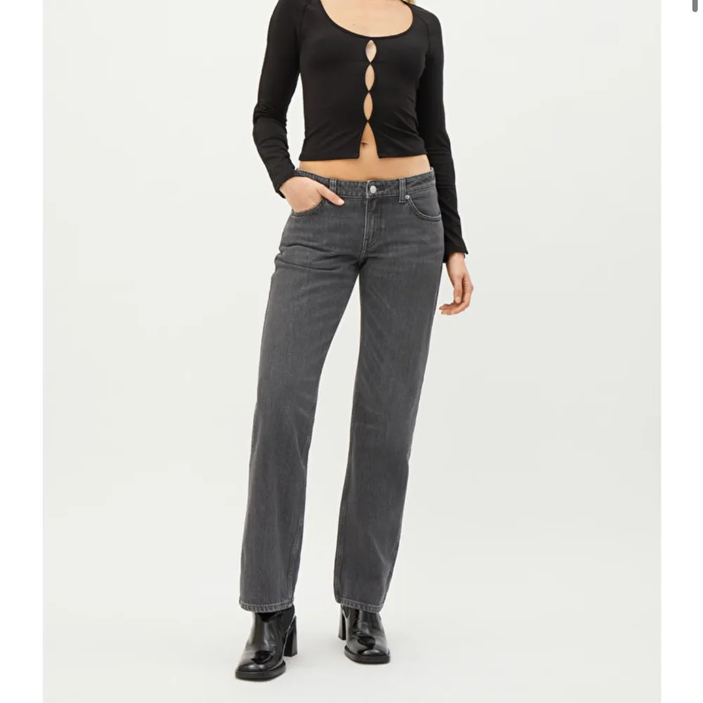 Svart/gråa jeans från Weekday i modellen Arrow low straight jeans, strl 27/32. Aldrig använda, endast testade! . Jeans & Byxor.