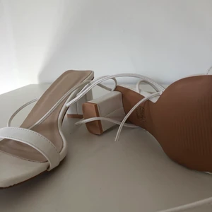 Vita klackskor med snörning  - Vita klackskor med snörning upp på vaden. Storlek 38. Helt oanvända!!☺️🤩