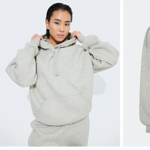 Bikbok - Grå oversized bikbok hoodie. En liten gul fläck vid innerarmen. Original pris 299kr 