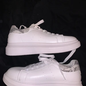 Skor  - Super fräscha vita sneakers köpta i Spanien! Det är i precis samma form och har samma utseende som de liknande skorna från Nelly.💕 Storlek 39 men passar mig som alltid har 38💓 Aldrig använda utan endast testade.
