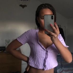 Lila topp  - Helt oanvänd, superfin till våren. Frakt tillkommer