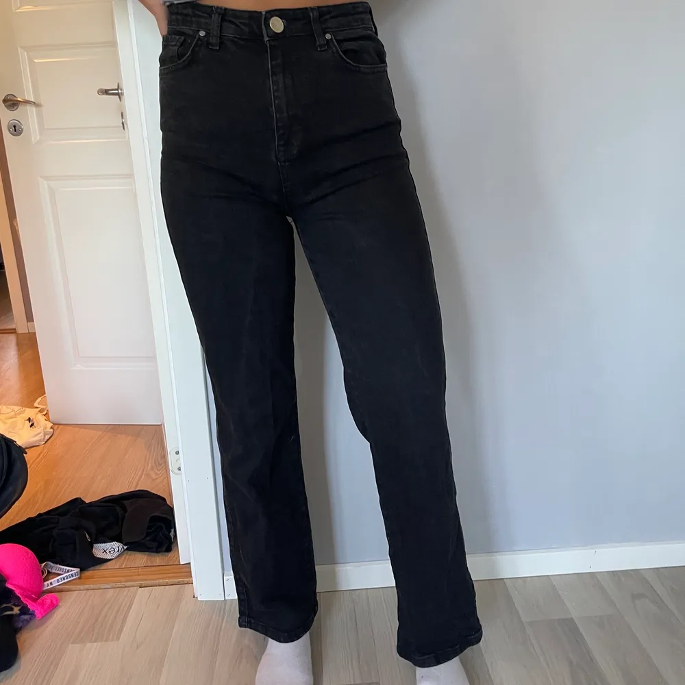 Svarta jeans från madlady i storlek 40. Jeans & Byxor.