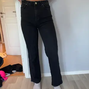Svarta jeans från madlady i storlek 40