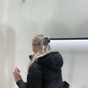 Hårklämma med reflex - Hårklämman reflekterar ljus i mörkret