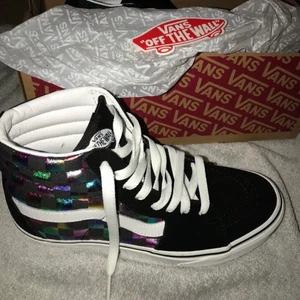 Säljer ett par vans  - Ett PAR HELT NYA VANS 