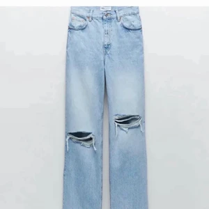 Jeans - Ljusblåa zara jeans med hål i, perfekta för våren!! Använda fåtal gånger men är i nyskick 🤍🤩 strl 36 men passar 34 också. Går att diskutera pris vid snabb affär 