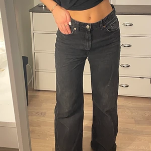 Jeans - Ett par fina grå/svarta wide jeans. De är mid waist/high waist. 