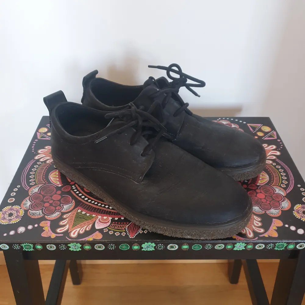 Ecco-skor i svart läder. Sparsamt använda under två säsonger. Kan mötas i centrala Göteborg eller skicka :). Skor.