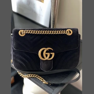 Gucci Marmont velvet black GG bag - GG MARMONT SMALL FLAP VELVET HANDBAG  Slutsåld och eftertraktad väska. Fint skick förutom lite bleknad i tyget på sina ställen, framgår på bilder.  Digitalt kvitto skickar jag över vid försäljning, från Mytheresa.  Nypris på samma modell av väska just nu är från ca 16.000kr och uppåt.  Mått: B26cm x H15cm x D7cm  Skickas spårbart med Postnord eller hämtas hemma hos mig.  Kontakta mig gärna vid frågor eller om du vill ha bild på något specifikt.