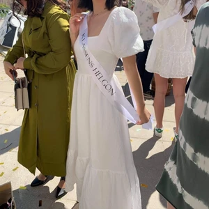 Vit klänning - Super fin klänning som jag hade på studenten. I fint skick då jag har bara haft den en gång. Från NA-KD i storlek 32 och var perfekt passform för mig som är 155cm. Spårbar frakt på 66kr tillkommer. Om ni har några frågor eller vill ha fler bilder tveka inte att höra av er☺️💞