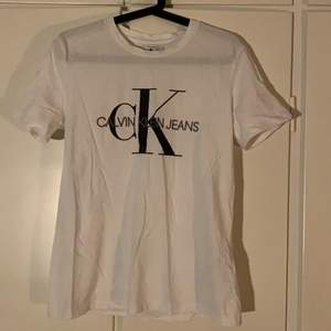 En vit t-shirt från calvin Klein som endast är använd typ en gång, inga fläckar eller noppor. Nypris ca 400kr.