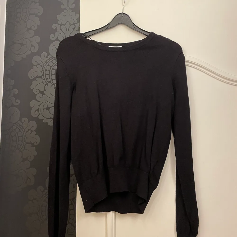 En svart vanlig tröja i storleken XS knappt använd. Säljer den för 60 kr.. Toppar.