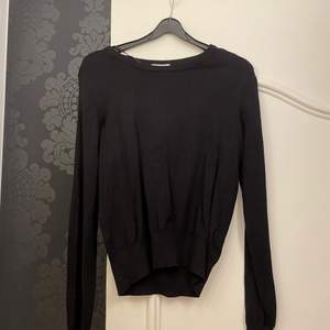 En svart vanlig tröja i storleken XS knappt använd. Säljer den för 60 kr.