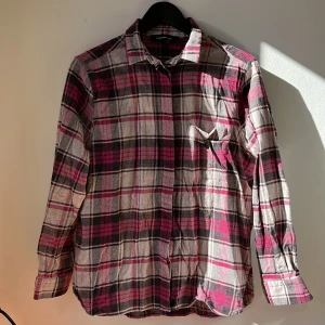 Peak Performance - Skjorta från Peak Performance. Storlek M. Använd några gånger så i nyskick. 100% Bomull.