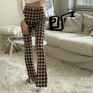 Rutiga byxor med slit - Så snygga byxor i storlek XS. Helt NYA!💫💌